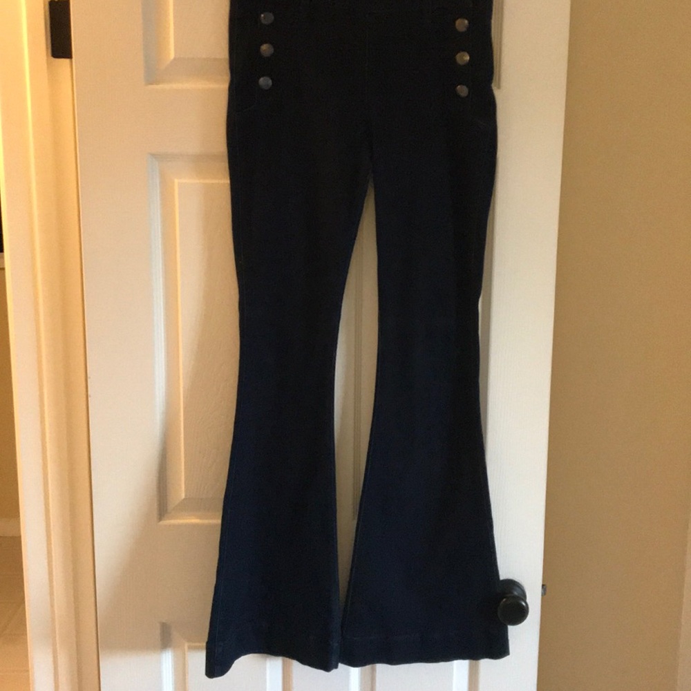 Adorable high wasted buttoned bell bottom jeans.